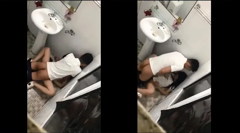 Bạn gái say xỉn và bạn trai trong phòng tắm nhà hàng