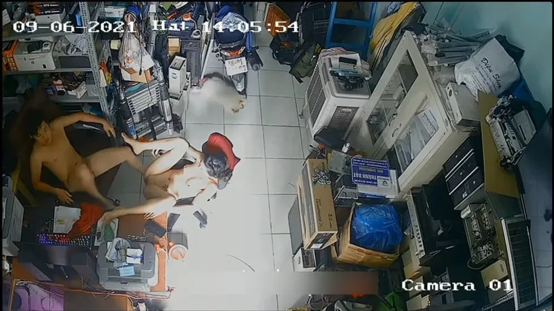 Bà xã ông xã chịch nhau trong của của quý máy tính