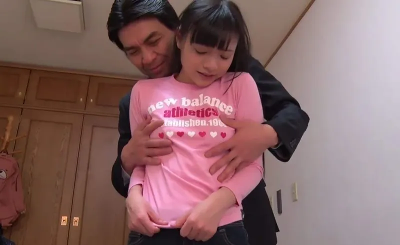 Bố dượng lôi kéo đứa hạt giống nhỏ riêng ngây thơ của vợ